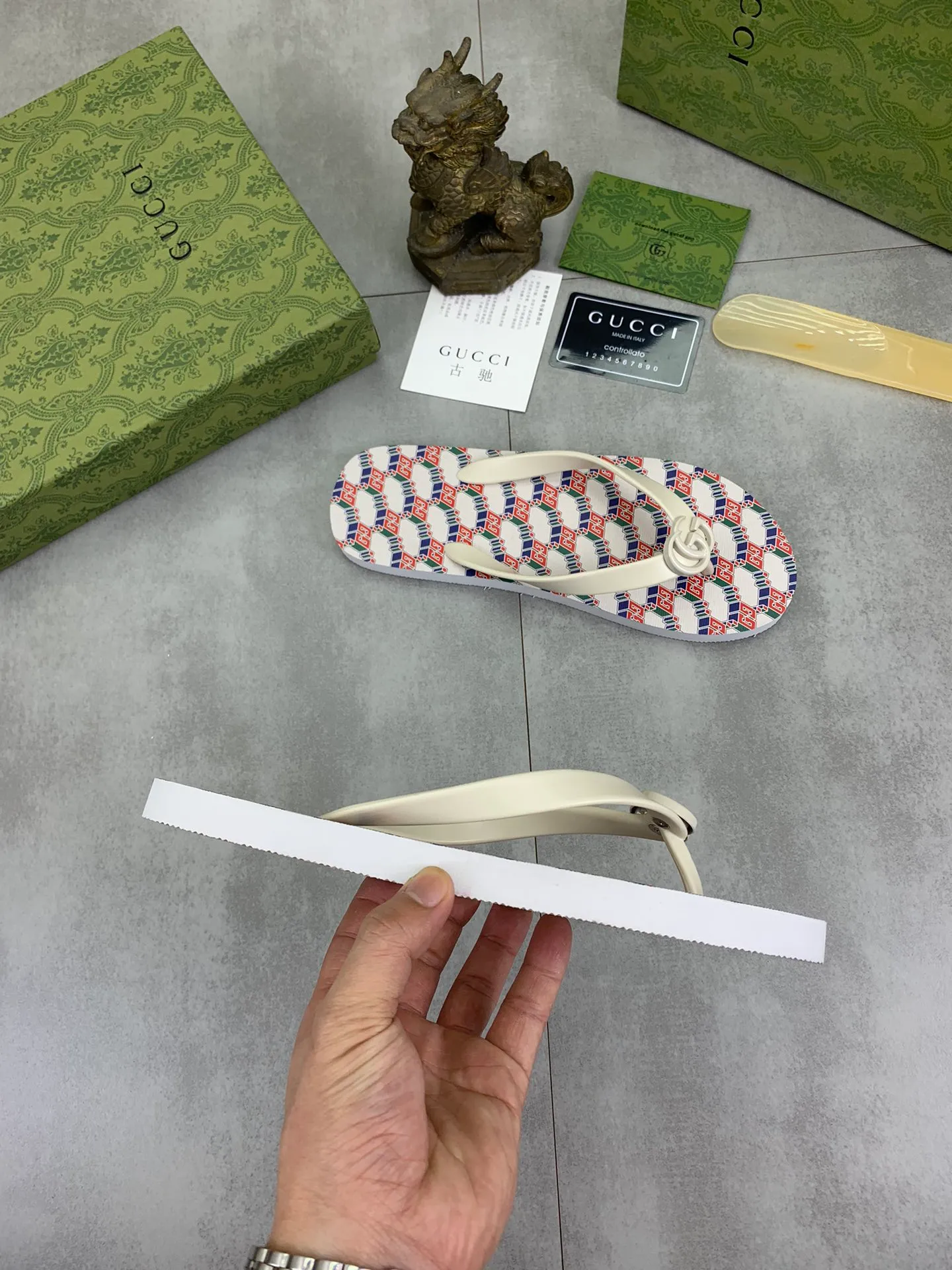 Men's men's shoes 💰P220💰【New style】🆘【GUCCI】Official website's popular Gucci adult couple 🧑‍🤝‍🧑 style, children's flip-flops are on sale at the counter simultaneously! Original fabric imported from Italy. Original bottom provided by the original factory. Size: Adult 36-45. Children’s size: 30-37. Multiple colors available.